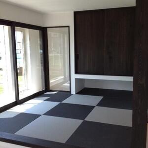 完成当時の小上り和室（坪庭・吊押入）